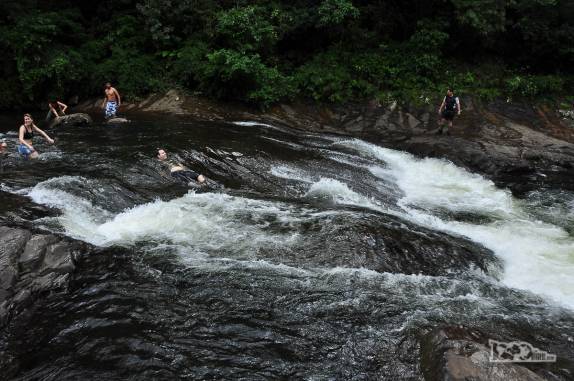 Divertindo-se no rio durante a trilha do Rio do Boi, em Praia Grande, em Santa Catarina